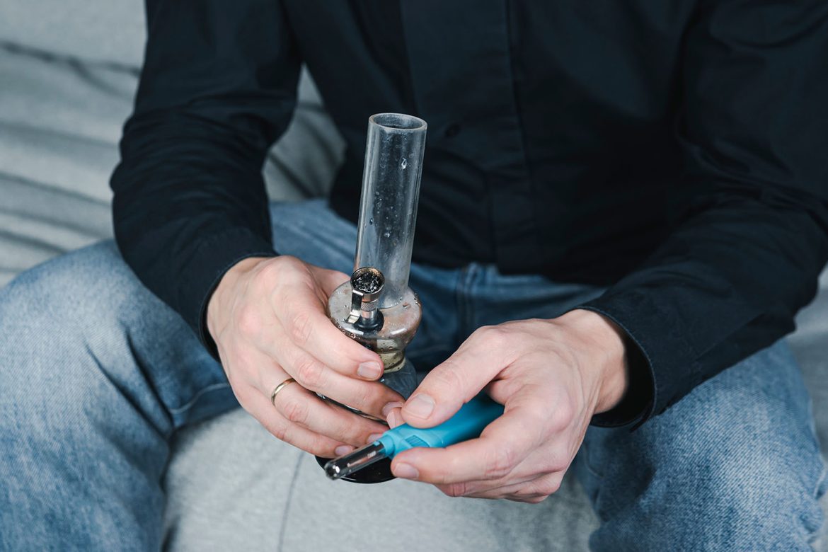 mna using a bong to smoke shatter thc concentrates. buy weed online dispensary canada.